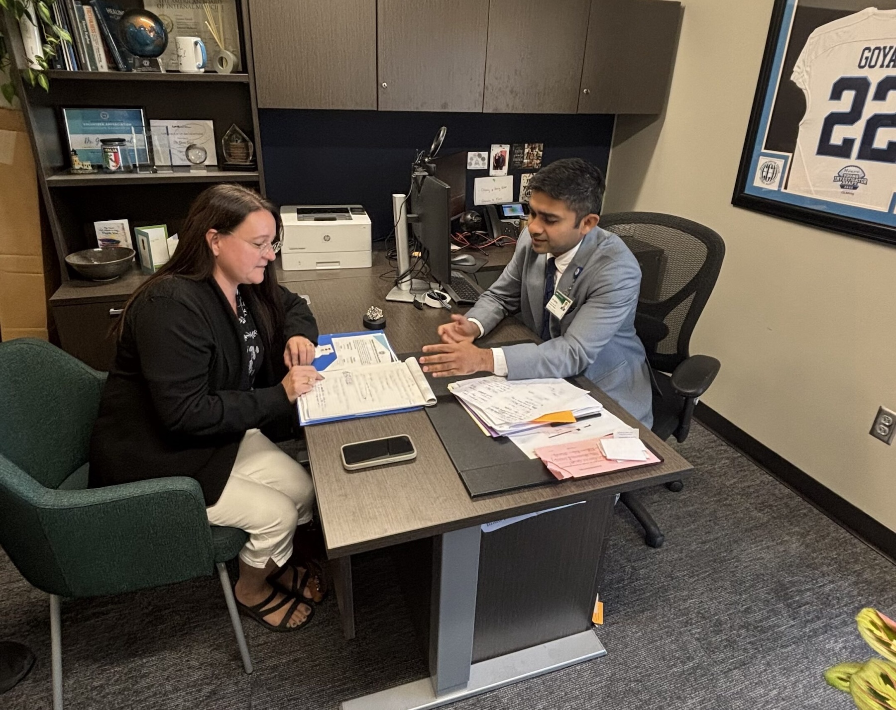 Dr. Gaurav Goyal e a presidente do conselho do ECDGA, Diane Schriner, colaboram nos planos para o Simpósio Médico e Encontro de Pacientes e Familiares de 2026
